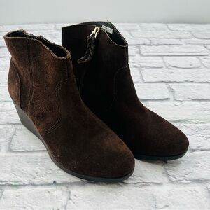 CROCS Dual Comfort Womans 9.5 Dark Brown Leigh Wedge Ankle Suede Booties